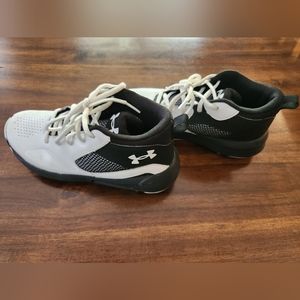 3.5Y Under Armour basketball shoes
